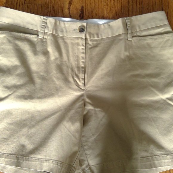 Land's End Plus Size 16 Khaki Pocketed Shorts Belt Loops - Picture 3 of 11